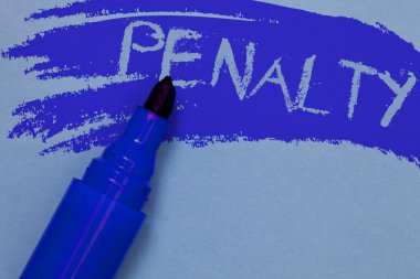 Ceza gösterilen Not yazma. İş fotoğraf vitrine ceza bir hukuk kuralı veya sözleşme kırma için dayatılan terim kalın mavi işaretleyiciyi kroki iş türü fikir metin düz arka plan boyama spor