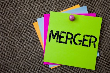 Birleşme yazma el yazısı metin. İki şey veya şirketler Fusion koalisyon birleşme yapışkan kartları kurulu anlam kavramı tutturulmuş sendromlari renkler fikrim Jüt arka plan hatırlıyorum