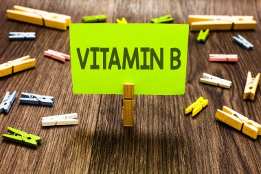 Yazılı not vitamin b iş fotoğraf vitrine son derece önemli kaynakları ve vitaminlerinin folat faydaları gösterilen ahşap gölge tutan sanat kurulu yaratıcı fikirler kağıt kağıt atacı klipler
