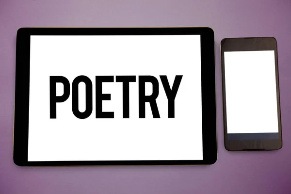 写的笔记显示诗歌 商业照片展示情感思想的文学作品表达与韵律诗写作宽框架白色智能屏幕平板电脑短信沟通理念 — 图库照片