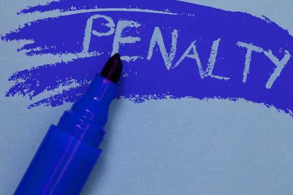 Ceza gösterilen Not yazma. İş fotoğraf vitrine ceza bir hukuk kuralı veya sözleşme kırma için dayatılan terim kalın mavi işaretleyiciyi kroki iş türü fikir metin düz arka plan boyama spor