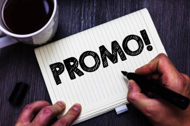 Promo motivasyonel ara gösterilen metin işareti. Kavramsal fotoğraf reklam indirim özel bir teklif Satılık siyah kahve beyaz Kupası kağıt marker kalem düşünceler yaratıcı siyah ahşap