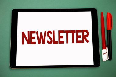 Kavramsal el bülten gösterilen yazma. İş fotoğraf Bülteni düzenli olarak vitrine abone üyelerine haber rapor geniş çerçeveli beyaz tablet kurulu akıllı ekran kalem kap öğrenmek gönderdi.