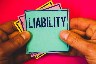 Sorumluluk gösterilen Not yazma. Sorumluluk küçük multi renk notları sınır uçağın arka plan el bir şey yasal olarak sorumlu olmanın iş fotoğraf vitrine devlet hatırlıyorum kartı