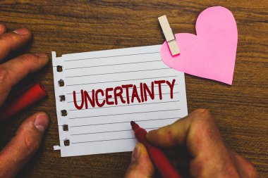 Belirsizlik gösterilen Not yazma. Tahmin edilemezlik belirli durumlar olaylar davranış küçük adım ataş ataç aşk ahşap siyah gölge yaratıcı fikirler vitrine iş fotoğraf