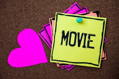 Film gösterilen metin işareti. Kavramsal fotoğraf sinema ya da televizyon film sinema Video ekran çok renkli küçük yapışkan yatılı Hakları Kurulu başparmak üzerinde görüntülenen kalp görüntü sabitlenmiş