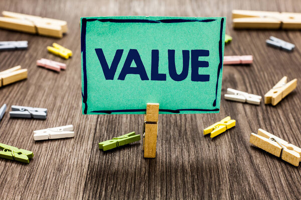 Текстовый знак, показывающий значение. Концептуальная фотография Что-то или кто-то рассматривается как очень значительный ценный Случайные клипы художественные работы доска креативные красивые скрепки дерева серая тень
