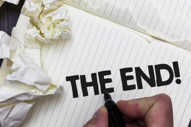 Kavramsal el sonunda motivasyonel çağrısı gösterilen yazma. Hayat kağıt nesne Not defteri sonunu buruşuk bir şey fikirler birkaç deneme kağıtları için sonuç zaman vitrine iş fotoğraf