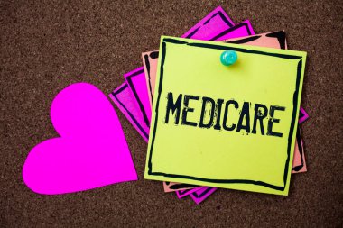 Medicare gösterilen metin işareti. Kavramsal fotoğraf Federal sağlık sigortası kişilerin yukarıda 65 veya Engelli Multi renk küçük yapışkan yatılı Hakları Kurulu başparmak ile kalp görüntü sabitlenmiş