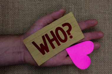 Kim soru gösterilen Not yazma. Belirli birinin adını için isteyen insanlar kişilik ahşap sanat iş anılar anılar hart gölge güzel aşk düşünceler mat vitrine iş fotoğraf