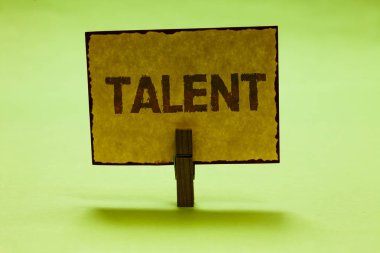 Kavramsal el Yetenek gösterilen yazma. Onlar güzel kireç renk gölge billboard önemli klip ataç fikirleri sahip becerileri iş fotoğraf metin doğal yeteneklerini gösteren insanlar İhtisas