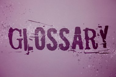Kavramsal el sözlük gösterilen yazma. İş fotoğraf metin alfabetik listesi terimlerin anlamları kelime açıklamaları fikirler mesajlar mor arka plan ilham splatters iletişim