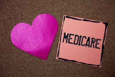 Word metin yazma Medicare. İş kavramı kişilerin yukarıda 65 veya Engelli aşk kalp yapışkan küçük kağıtları ile Federal sağlık sigortası için hatırlıyorum kaba koyu arka plan çizgi çizme