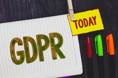 Gdpr. genel veri koruma yönetmeliği gizlilik AB yasalarına uyum kağıtları marker kalem güzel sanat günlük yaratıcı çalışma ahşap renk siyah gölge anlam kavramı yazma el yazısı metin