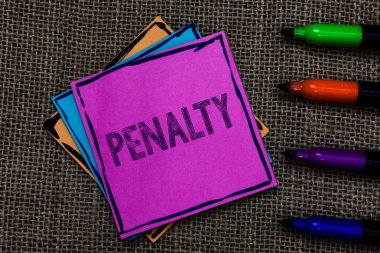 Ceza gösterilen metin işareti. Birden çok renk yapışkan unutmayın kartları kalem komut dosyası marker Jüt arka plan bir hukuk kuralı veya sözleşme spor terim kırma için ceza kavramsal fotoğraf dayatılan