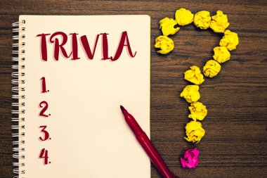 Trivia gösterilen metin işareti. Kavramsal fotoğraf parçaları bir şey önemsiz bilgileri bir yere not defteri evrak marker kalem sormak birisi fikir saf ahşap hatalar birkaç deneme