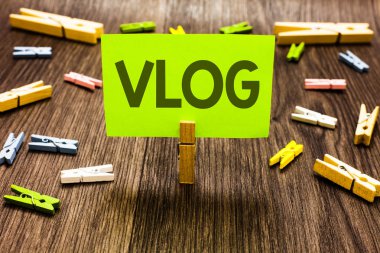 Vlog gösterilen Not yazma. Sanat Kurulu yaratıcı fikirler kağıt ataç ahşap gölge holding iş fotoğraf eğlenceli multimedya kendi yayın haber hikayeleri raporlama vitrine klipler