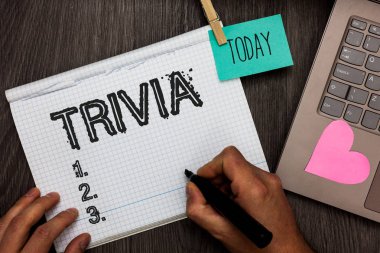 Trivia gösterilen metin işareti. Bir şey önemsiz bilgi parçalarını kavramsal fotoğraf kimse bir yere randevu günlük grafik kağıdı aşk güzel hart dizüstü dizüstü netbook