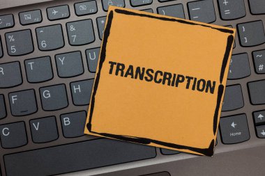 Transkripsiyon yazma el yazısı metin. Yazılı veya kelime metin ses siyah transkripsiyonu yazdırılan işlemi Dizüstü Klavye sanat kağıt bilgisayar dizüstü netbook tuş takımı anahtarı PFS'sinin kavramı