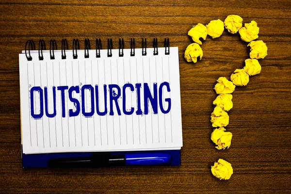 Χειρόγραφο Κείμενο Γράφοντας Outsourcing Έννοια Που Σημαίνει Απόκτηση Αγαθών Υπηρεσιών — Φωτογραφία Αρχείου