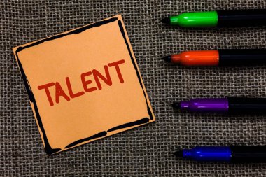 Word metin yazma yetenek. Özel becerilere sahip oldukları Marker kalem sanat kurulu küçük adım kağıt güzel aşk fikirler mat siyah gölge gösterilen insanların doğal yetenekleri için iş kavramı