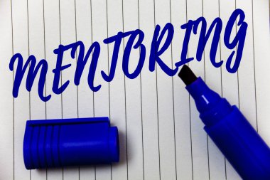 Mentorluk gösterilen Not yazma. Tavsiye vermek veya bir genç daha az deneyimli kişi Marker kalem kap kalın vurgulayıcı linned arka plan komut dosyası sivri uç için destek vitrine iş fotoğraf