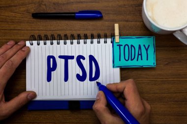 El yazısı metin TSSB. Post travmatik stres bozukluğu akıl hastalığı travma korku depresyon Marker kalem Not defteri Kupası anlam kavramı süt kahve günlük anılar süt klip ataç