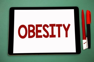 Kavramsal el obezite gösterilen yazma. İş fotoğraf vitrine tıbbi durum vücut yağ fazlalığı sağlık geniş çerçeveli sorun beyaz tablet kurulu akıllı ekran kalem kap öğrenmek birikmiş