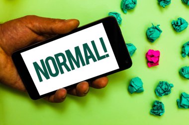 Kavramsal el normal motivasyonel ara gösterilen yazma. Bir çift her zamanki normal veya beklenen metin iletisi akıllı ekran cep telefonu için uygun iş fotoğraf metin küçük toplar buruşuk