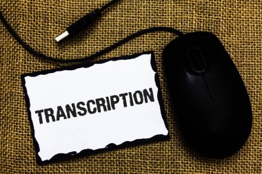 El yazısı metin transkripsiyonu. Yazılı veya kelime metin transkripsiyonu yazdırılan işlemi anlam kavramı Usb siyah fare Sanat Kurulu kağıt fikirler düşünceler fikirler tasarımlar gölge mat ses