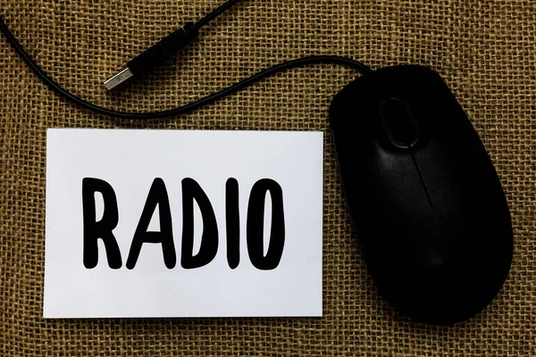 文字收音机 用于收听广播节目的电子设备的业务概念显示 Usb 电缆鼠标艺术纸垫思想思想阴影小间距艺术纸 — 图库照片