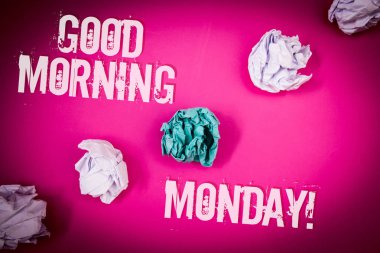 El yazısı metin Good Morning Motivasyona Pazartesi ara. Mutlu pozitif enerjik kahvaltı ışık pembe kat daire içine gölge anlam kavramı beyaz kağıt topları orta yeşil topu karıştırdı