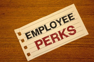 Çalışan Perks gösterilen Not yazma. Çalışan yararları ikramiye tazminat ödüller sağlık sigortası metin iki kelime beyaz kağıt Not ahşap resepsiyon hızlı eskiz okul iş kalem vitrine iş fotoğraf