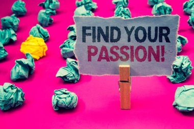 Bul Your Passion motivasyonel ara gösterilen Not yazma. İş fotoğraf vitrine teşvik insanlar bulmak onların rüya zümrüt Kağıt topları sarı topak pembe kat ataç gri sayfa korumak