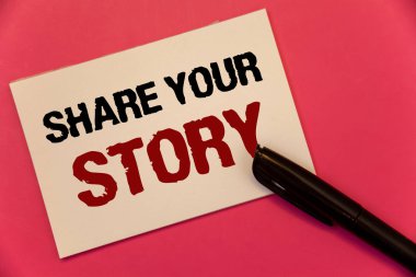 Payı hikayenizi gösterilen metin işareti. Not kağıdı siyah kalem mesaj pembe arka plan yazılı kavramsal fotoğraf deneyim hikaye anlatımı nostalji düşünceler bellek kişisel metin iki kelime notları