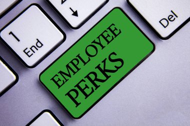 Metin işaret gösteren çalışan Perks. Kavramsal fotoğraf çalışan yararları ikramiye tazminat ödüller sağlık sigortası metin iki kelime yeşil düğme tuşa basarak gri bilgisayar Ekle