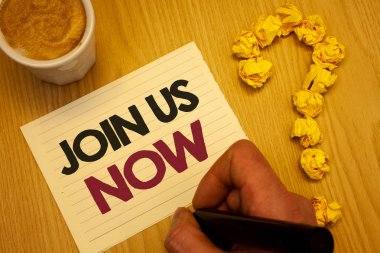 Şimdi bize katılın gösterilen yazma kavramsal el. İş fotoğraf vitrine kayıt topluluk kayıt Web sitesi acemi birisi kayıt ahşap Masaüstü el işaretçisi sayfa kahve soru işareti tutun