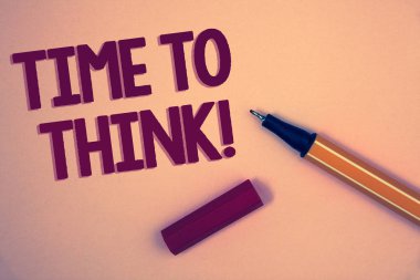 Kavramsal el zaman düşünüyorum motivasyonel arama için gösterilen yazma. Düşünme planlama fikirleri cevap soru kelimeleri sarı arka plan açık mavi sarı kalem mesaj mektup vitrine iş fotoğraf