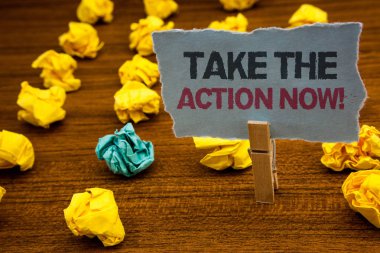 Al eylem şimdi motivasyon çağrısı gösterilen Not yazma. Hareket başlatmak hemen hemen anında karton harfler ahşap zemin bulanık sarı topaklar yeşil önsezi ile vitrine iş fotoğraf