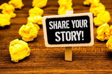 Paylaşım kişisel hikaye motivasyonel ara yazma el yazısı metin. Deneyim nostalji bellek kişisel beyaz metin siyah boya ahşap tahta küçük resepsiyon sarı kağıt notları uyarı anlam kavramı