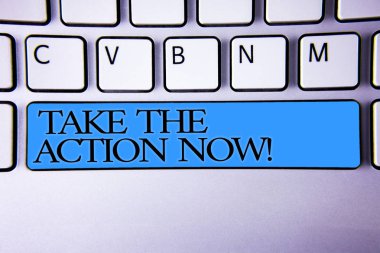 El yazısı metin almak eylem şimdi motivasyon çağrısı. Hareket başlatmak hemen hemen anında alfabetik anlam kavramı mavi ara çubuğu İlköğretim Bölümü bilgisayar klavye düğmeleri