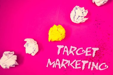 Word metin hedef pazarlama yazma. İş kavramı pazar segmentasyonu izleyici hedefleme müşteri seçimi kelimeler pembe arka plan için kağıt notları sarı beyaz çapraz stres ufalanmış