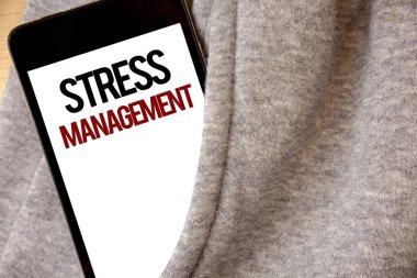 Stres yönetimi yazma el yazısı metin. Meditasyon terapisi rahatlama pozitif sağlık detay anlam kavramı frost renk yan cep cep telefonu olmak görünür siyah ve kırmızı harfler