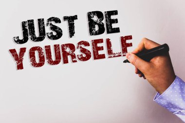Word yazı metni sadece kendin ol. İş kavramı kendi tutum güven doğru emin dürüstlük motivasyon metin beyaz arka plan kurulu el Siyah işaretçi öğretmen okul iş toplantı için