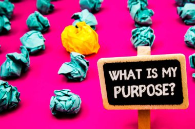 Kavramsal el ne olduğunu benim amaç soru gösterilen yazma. Fazla yeşil kağıt iş fotoğraf metin yönünü önemi muhakeme yansıma yazı tahtası beyaz mektup pembe tabanı ile lobs