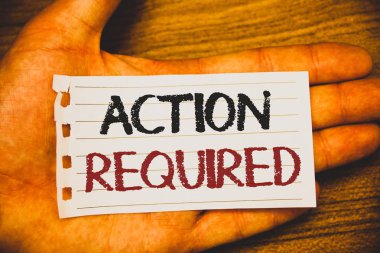 Gereken eylem yazma el yazısı metin. Beyaz kağıt Not el avuç kalem mesaj yazılan önemli hareket gerekli hemen çabuk önemli görev metin iki sözcükler anlam kavramı