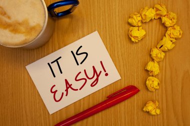 Kelime yazılı metinler bu kolay motivasyon çağır. İş kavramı için net basit değil temel Effortlessideas kağıt kırmızı kalem fincan kahve ezilme gazetelere tırnağının üzerinde karmaşık.