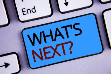 Ne sonraki soru gösterilen metin işareti. Kavramsal fotoğraf tabi merdiven taşıma veya çalışmaya devam etmek için rehberlik