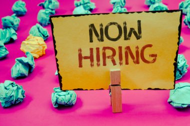 Kavramsal el şimdi Kiralama gösterilen yazma. Sarı kağıt fikirler tutan işgücü istedim çalışanların işe bugün iş Opportunityclothespin tutun vitrine iş fotoğraf kağıtları buruşuk