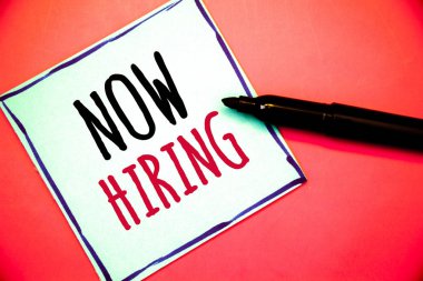 Kavramsal el şimdi Kiralama gösterilen yazma. İş fotoğraf metinler işgücü istedim çalışanların işe bugün iş Opportunityideas iletileri beyaz kağıt siyah kırmızı harflerle kalem kırmızı arka plan üzerinde dinlenme